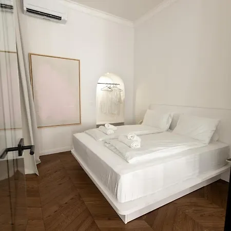 Swanky Residence, 4 Stars, Centre Apartment